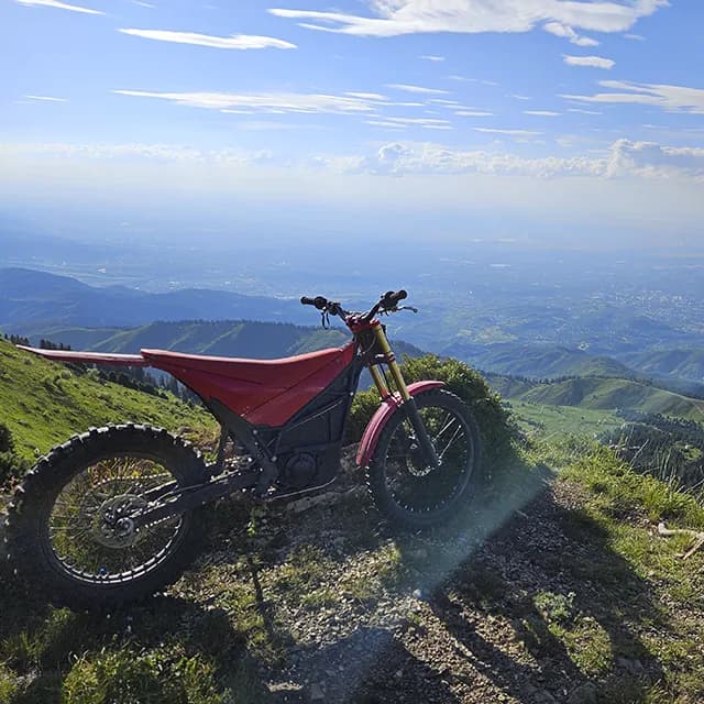 Тёмное моренное озеро Титова на 3377м в кольце заснеженных скальных стен