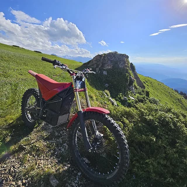 Три массивных скальных столба формации Три Брата на горном хребте на 2860м