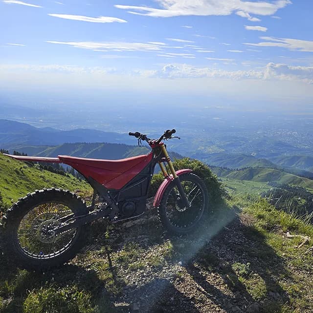 Почти вертикальный участок тропы с уклоном 45 градусов через лес