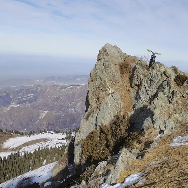 Райдер отдыхает у одной из скальных башен Трёх Братьев