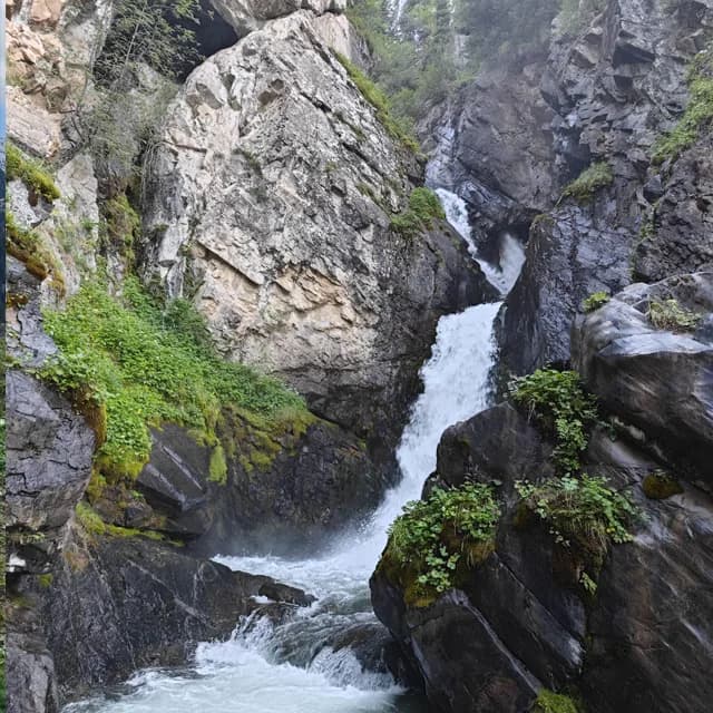 55-метровый водопад Кайрак, падающий со скалы в Тургенском ущелье