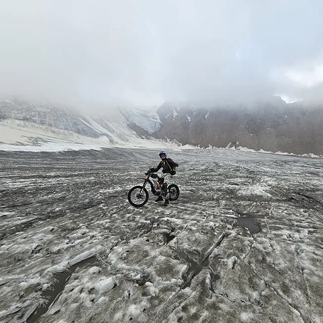 Валуны размером со стол на тропе выше метеостанции Т1 на 3400м