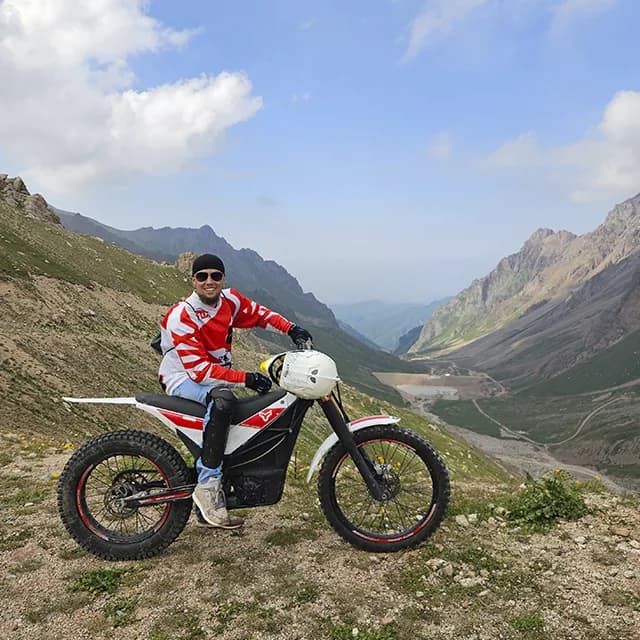 Голубой ледниковый лёд Туюк-Су, видимый с тропы над мореной