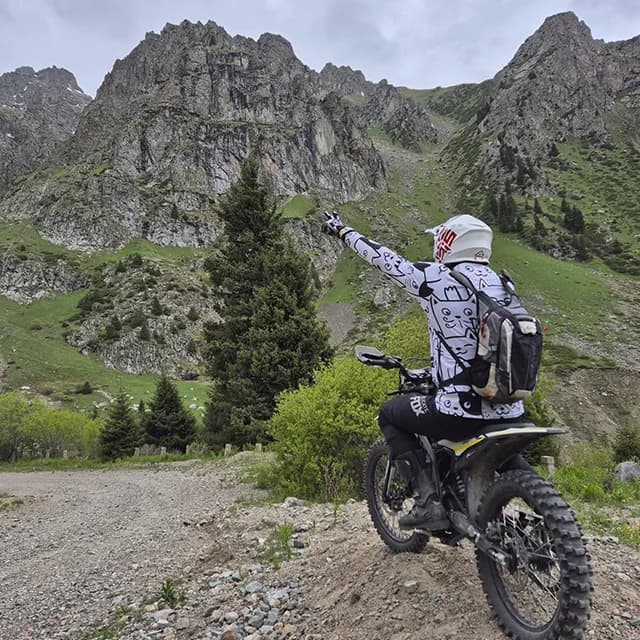 Райдер пересекает мёрзлый грунт у края ледника