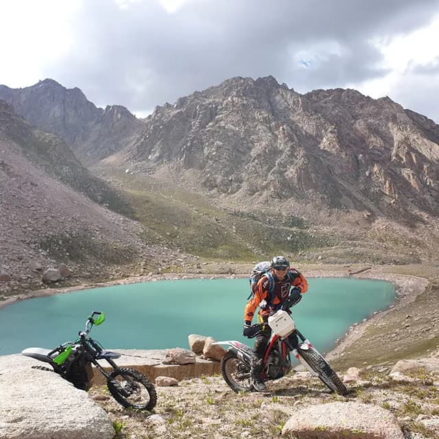 Подножие пика Терешковой, оз. Титова