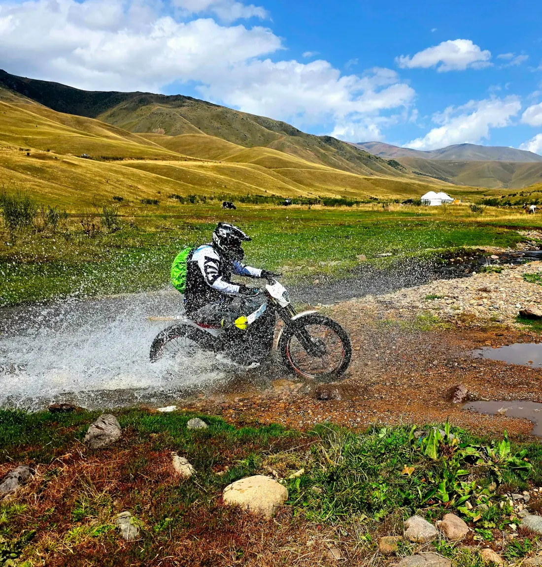 xBike райдері Асы үстіртіне барар жолдағы өзен өткелінен өтуде
