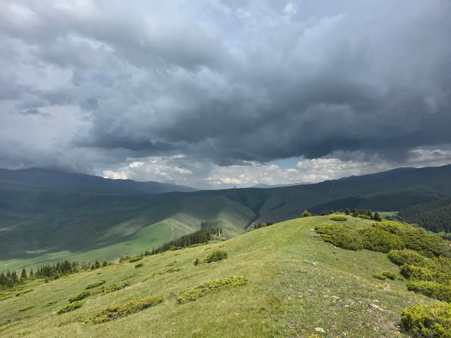 Нөсер бұлты астындағы Асы үстіртінің жасыл төбелері
