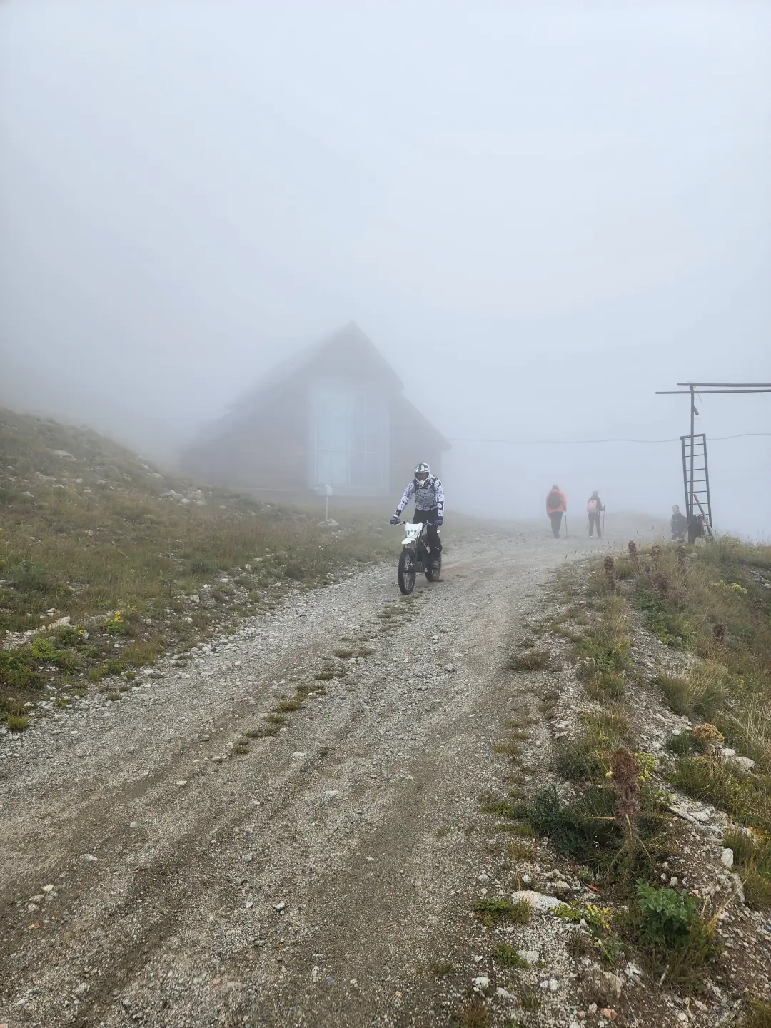 Райдер xBike спускается в тумане у перевала Жусалы-Кезень