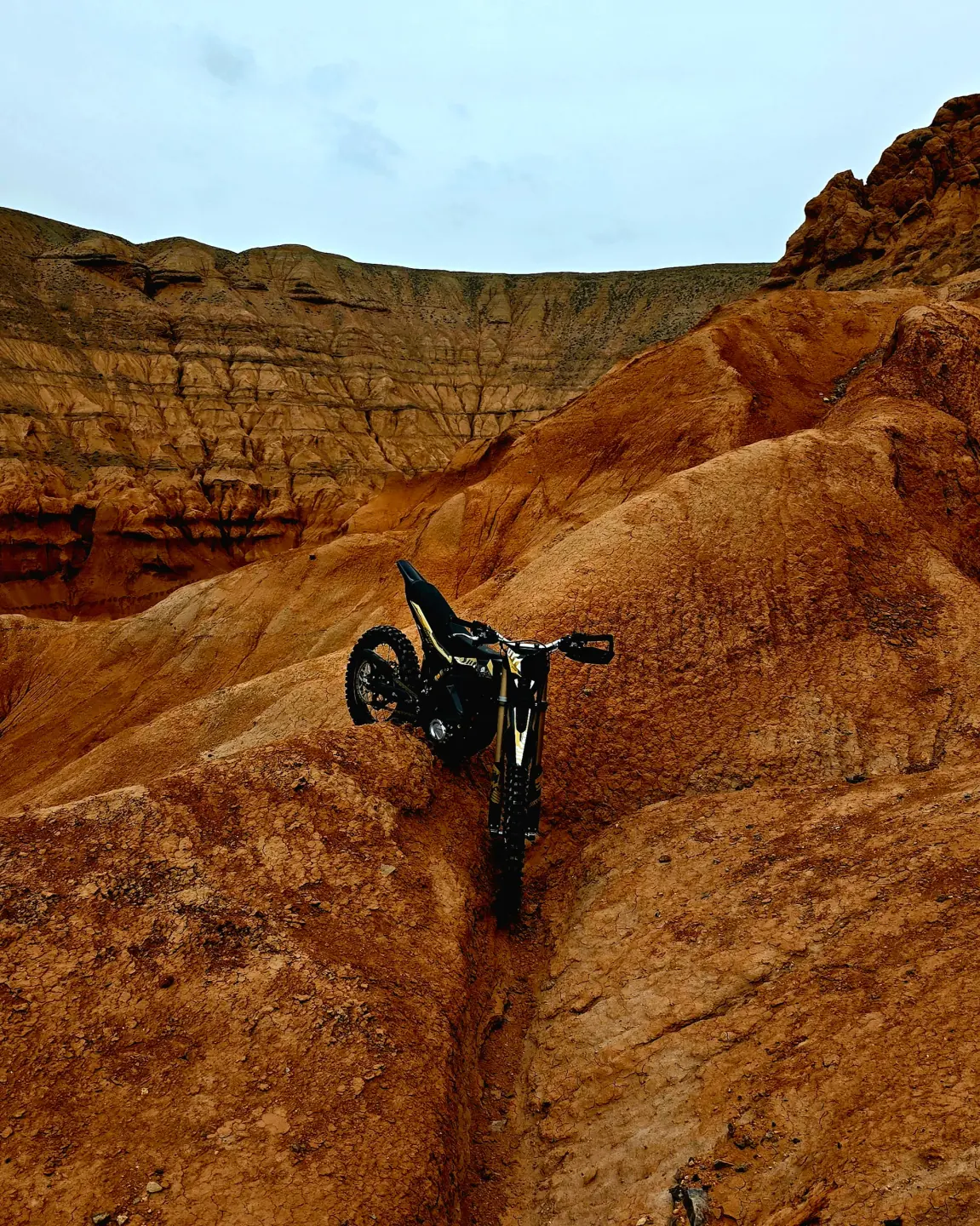 Электробайк xBike у красных глинистых склонов Бартогая