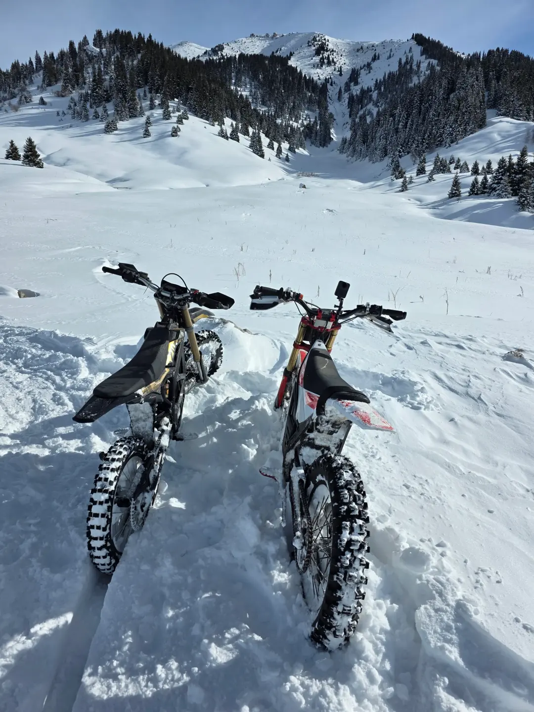 Два электробайка xBike в глубоком снегу на Кок-Жайляу