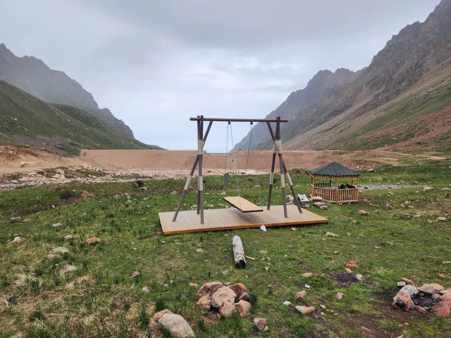 Плотина Мынжылкы, качели и беседка в горной чаше