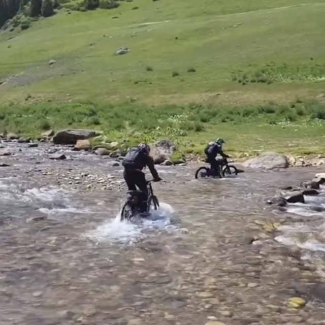 Лесная тропа через густой лес на спуске от Ассы к водопаду Кайрак