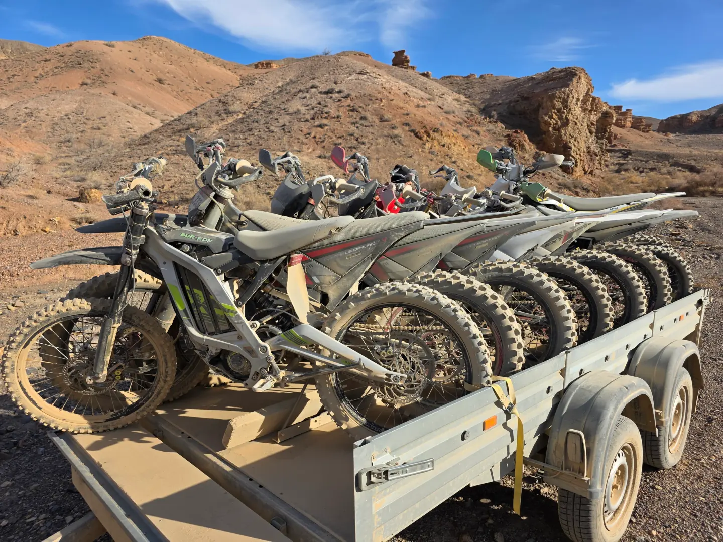 Экспедиционный прицеп с пятью электробайками xbike на фоне красных скал Чарынского каньона.