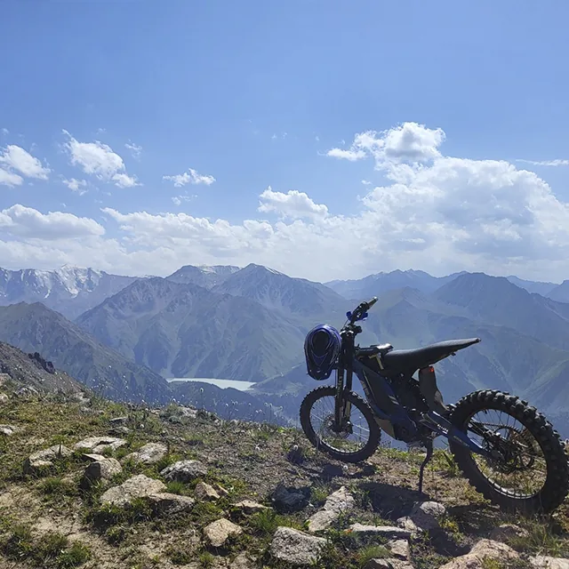 Steep rock-strewn couloir on the approach to Lake Titova